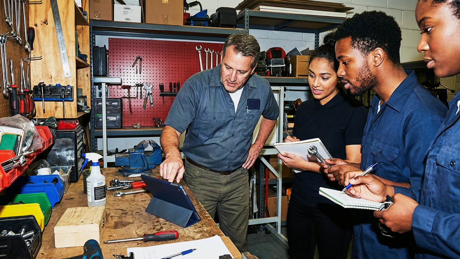 Canadian workers show world-leading trust in AI as SMBs weigh skills and collaboration opportunities