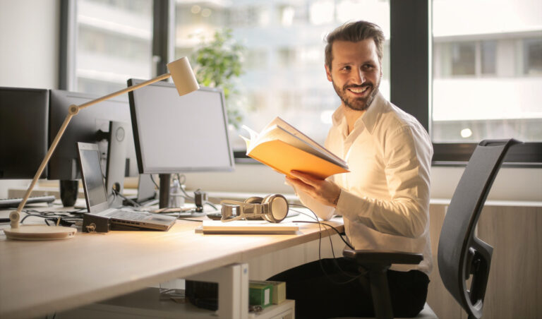 7 Ways to Welcome a New Employee (with Welcome Message Examples)