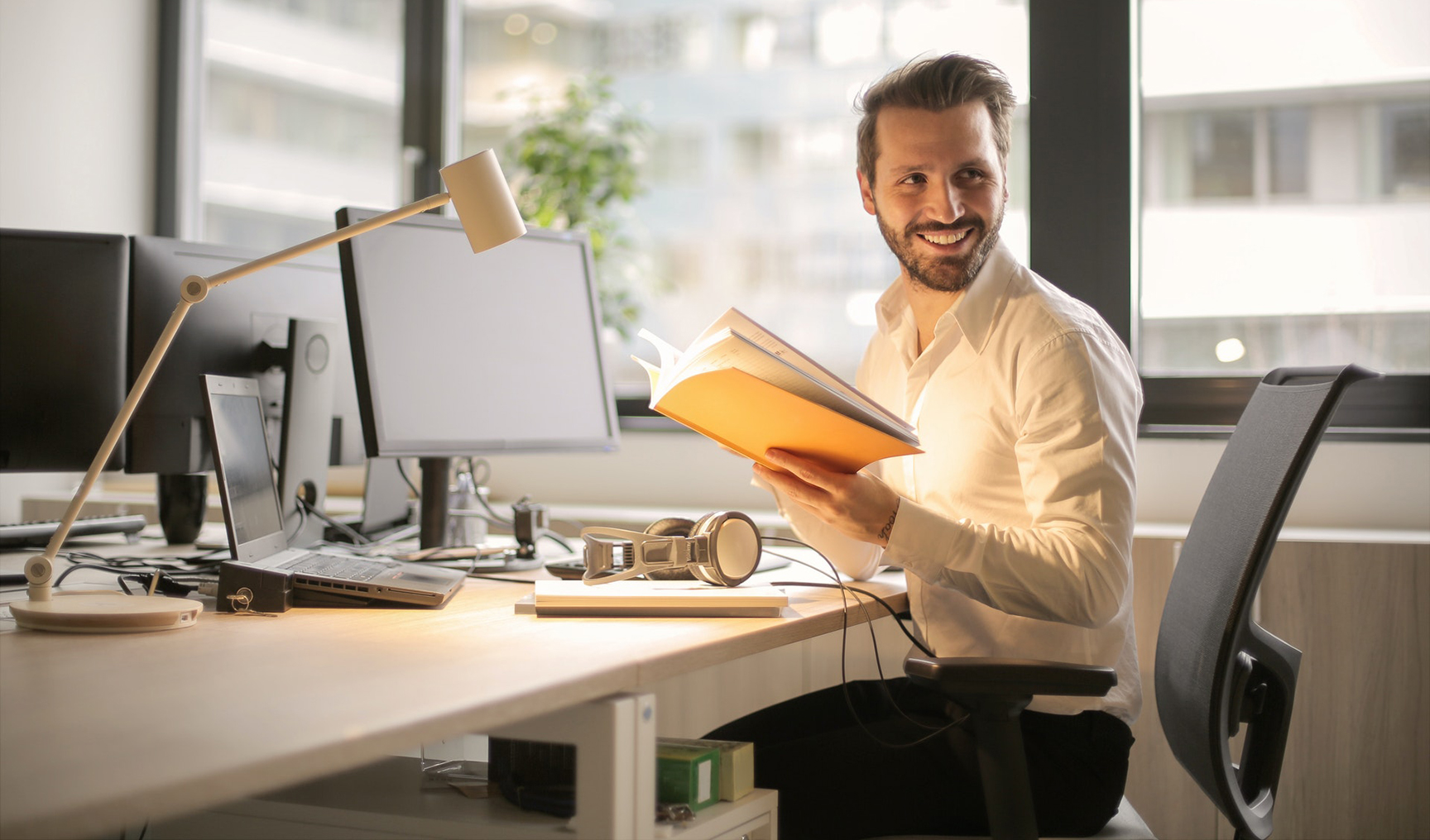 7 Ways to Welcome a New Employee (with Welcome Message Examples)