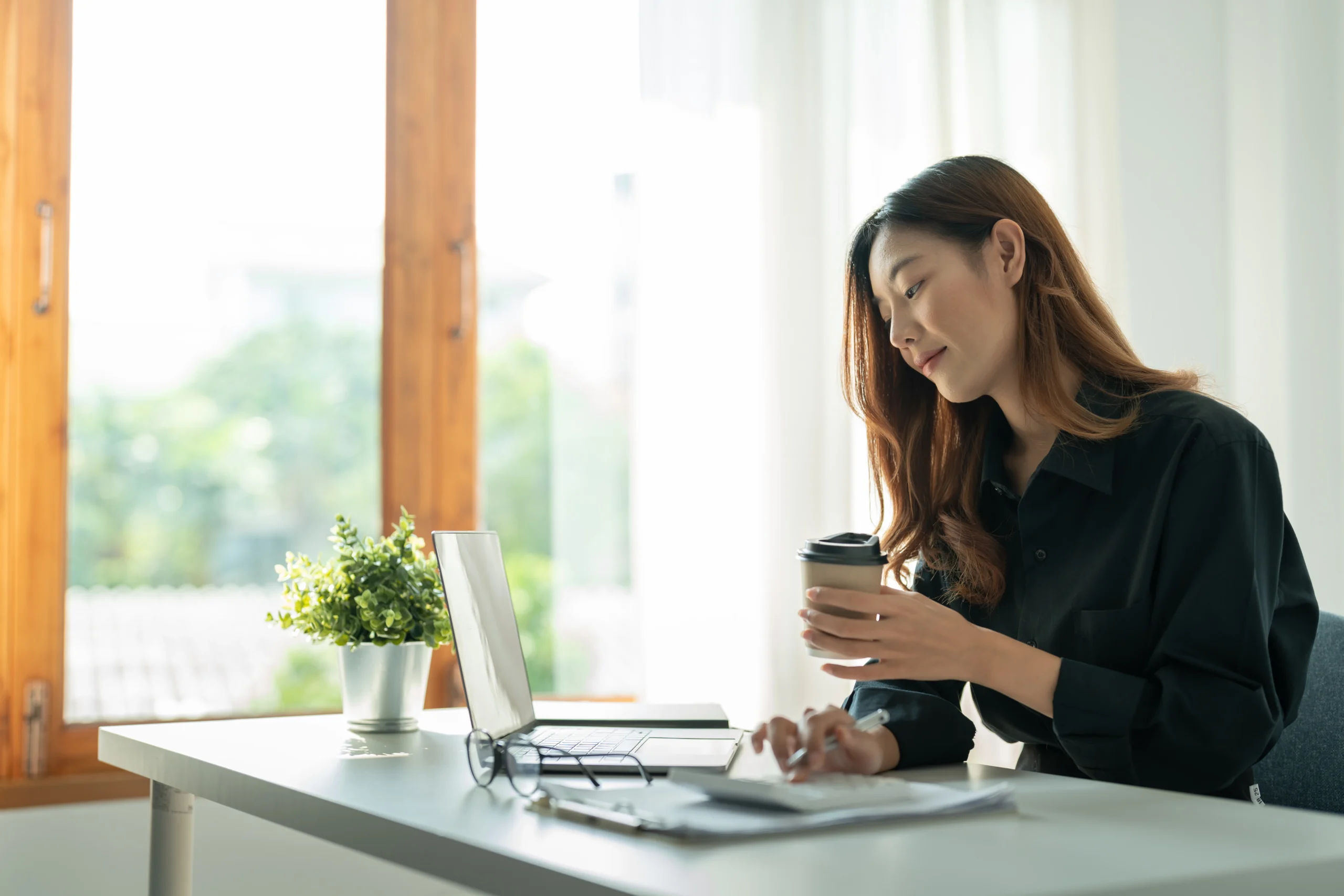 The Pros and Cons of Using an Employer of Record (EOR)